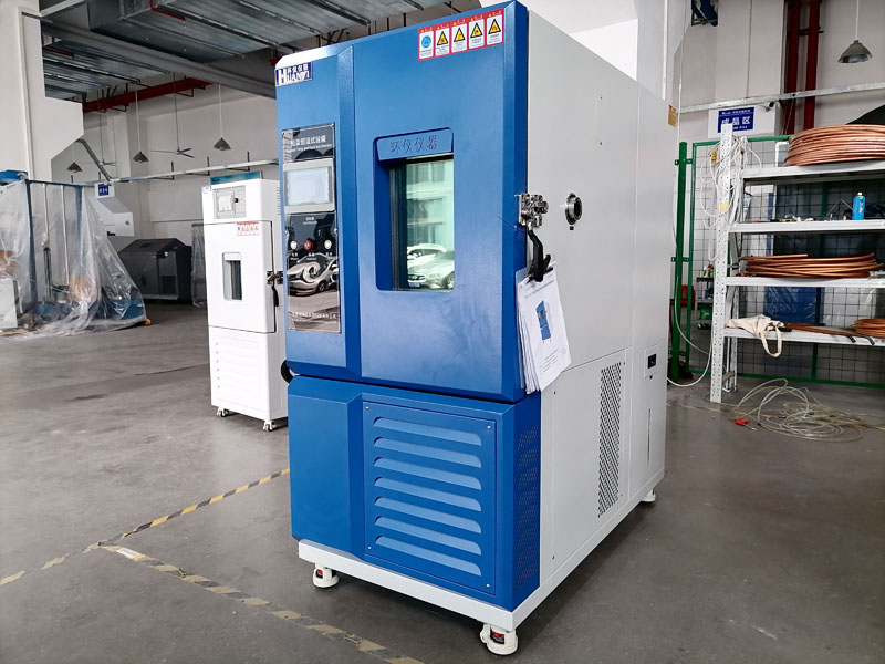 在選擇和使用非公路旅游觀光車前照燈耐高低溫試驗(yàn)箱時(shí)，用戶需要考慮以下幾個(gè)因素：  設(shè)備精度和可靠性：選擇高精度、高可靠性的試驗(yàn)箱，確保測試結(jié)果的準(zhǔn)確性。 供應(yīng)商服務(wù)：選擇提供優(yōu)質(zhì)售后服務(wù)的供應(yīng)商，以確保設(shè)備的長期穩(wěn)定運(yùn)行。 符合標(biāo)準(zhǔn)：確保所選設(shè)備能夠滿足相關(guān)的國家和國際標(biāo)準(zhǔn)要求。(圖1)